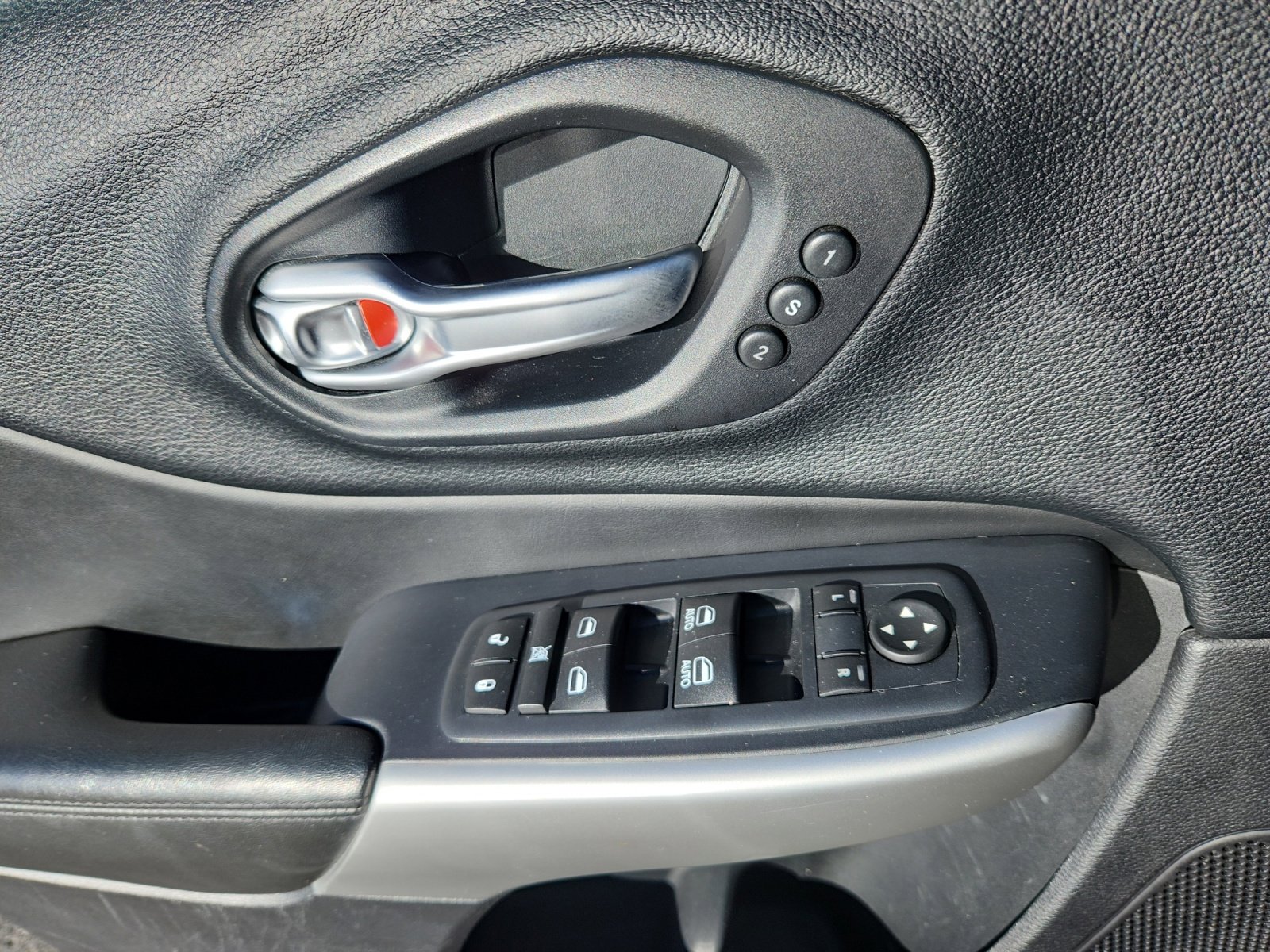 Used 2016 Jeep Cherokee Overland w/ Technology Group image 16