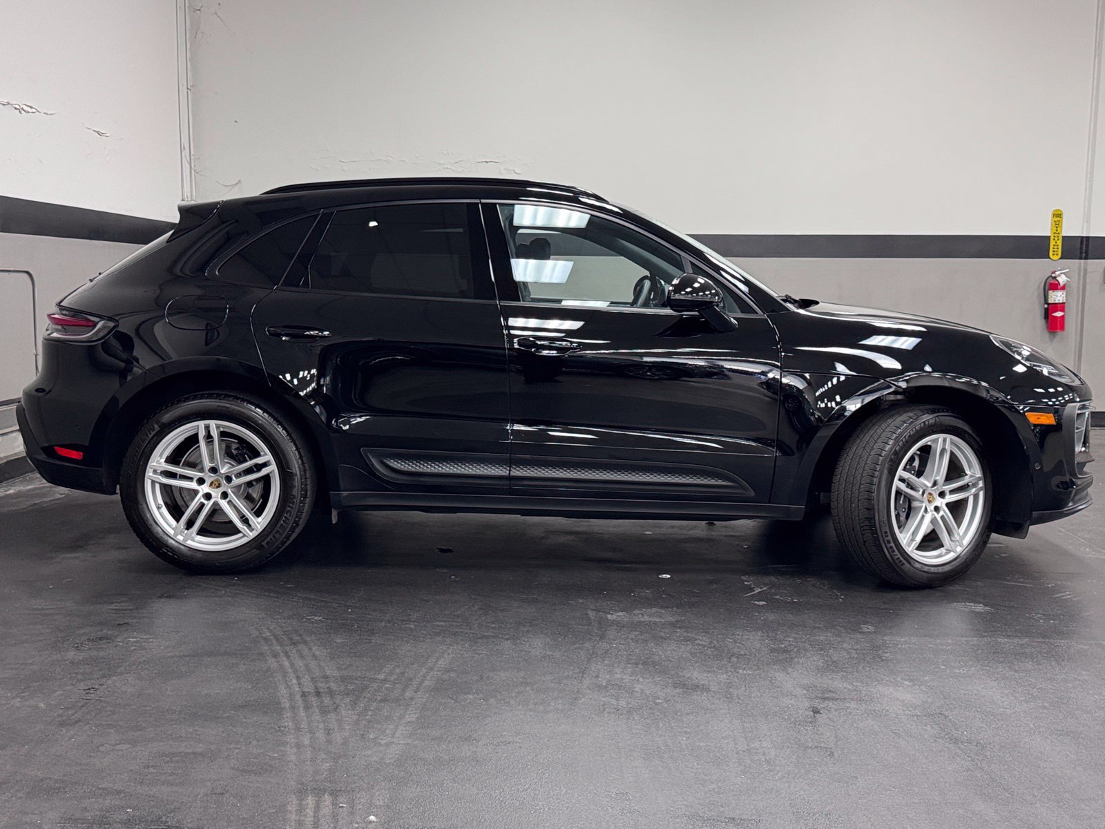 Used 2024 Porsche Macan AWD/4WD image 4