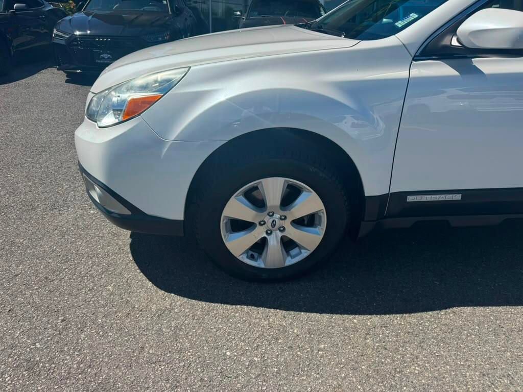 Used 2012 Subaru Outback 3.6R Limited w/ Moonroof Pkg AWD/4WD image 2