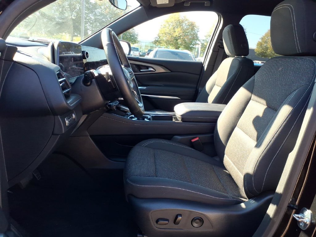 Used 2025 Chevrolet Traverse LT w/ Midnight/Sport Edition AWD/4WD image 17
