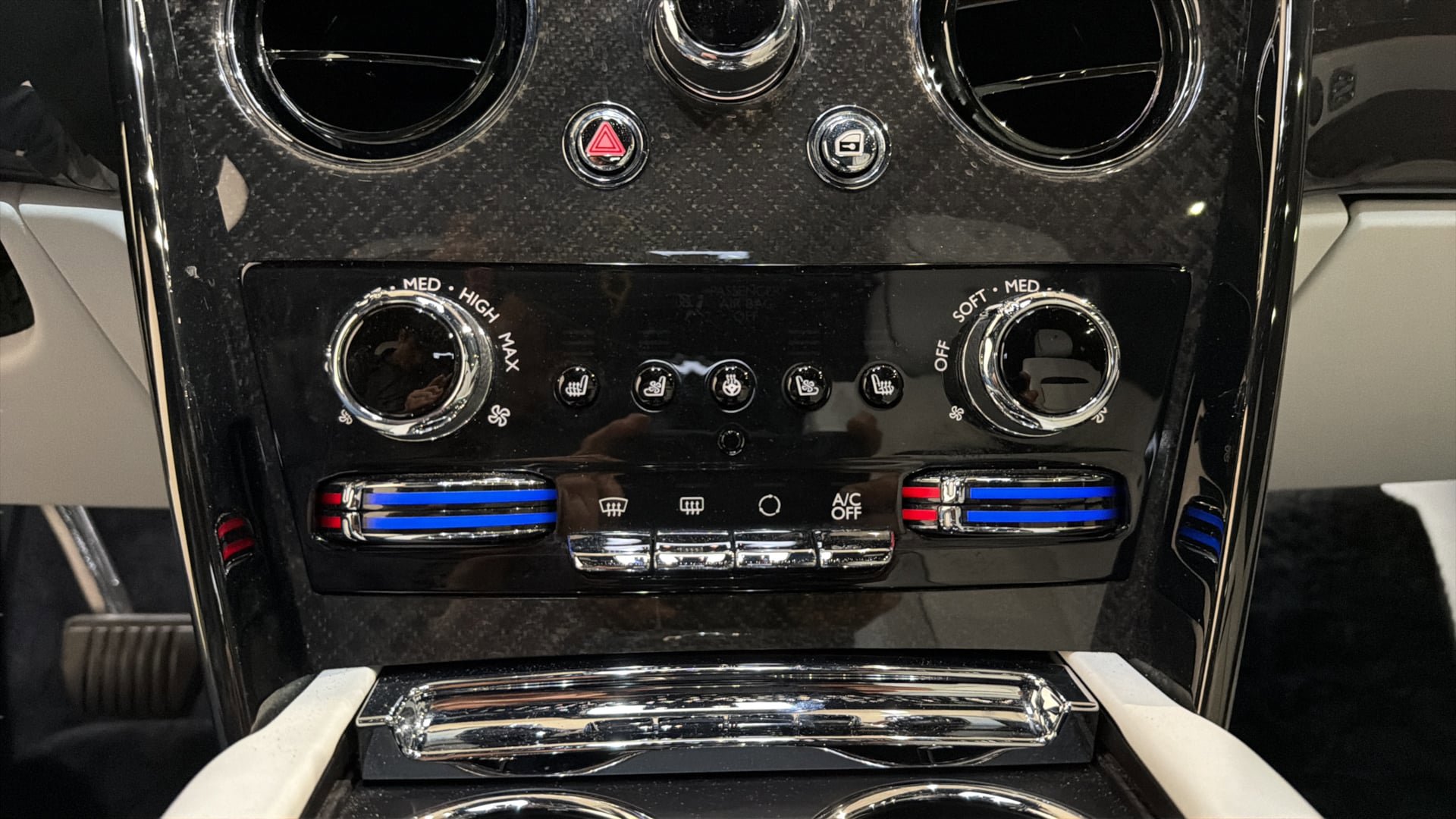 Used 2022 Rolls-Royce Cullinan Black Badge w/ Dark Exterior Package image 27