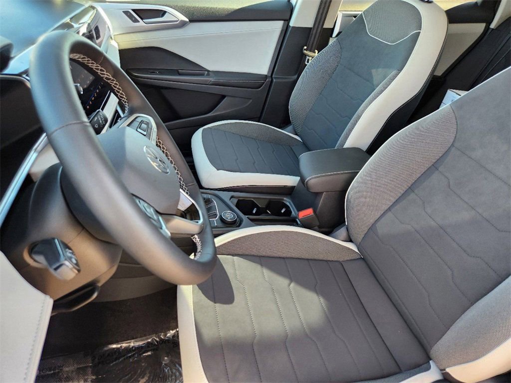 New 2025 Volkswagen Taos SE image 6