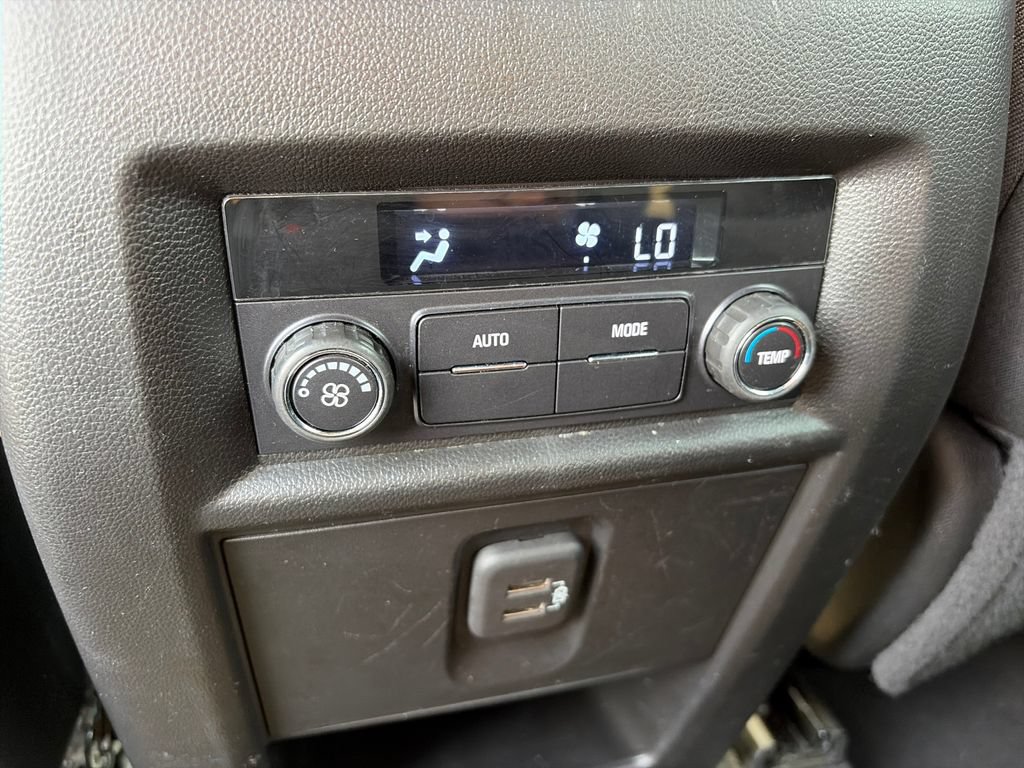 Used 2023 Chevrolet Traverse LT FWD image 11