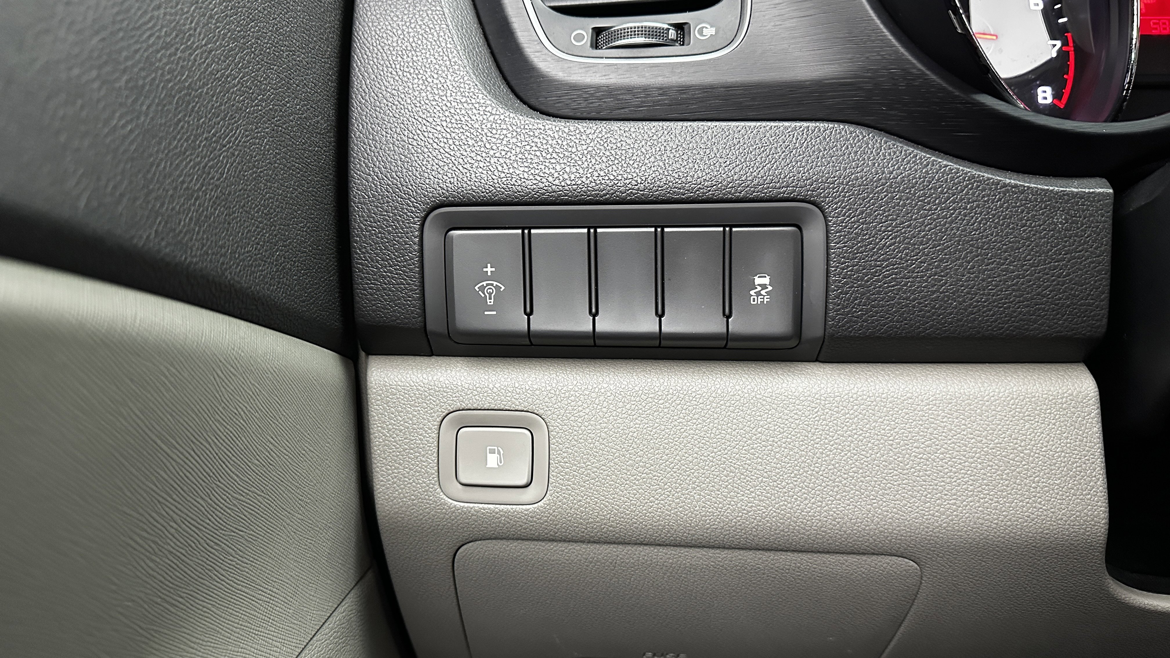 Used 2018 Kia Sedona LX image 22