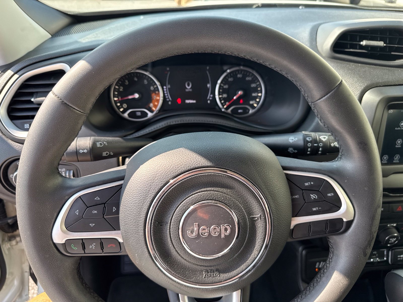Used 2018 Jeep Renegade Latitude AWD/4WD image 31