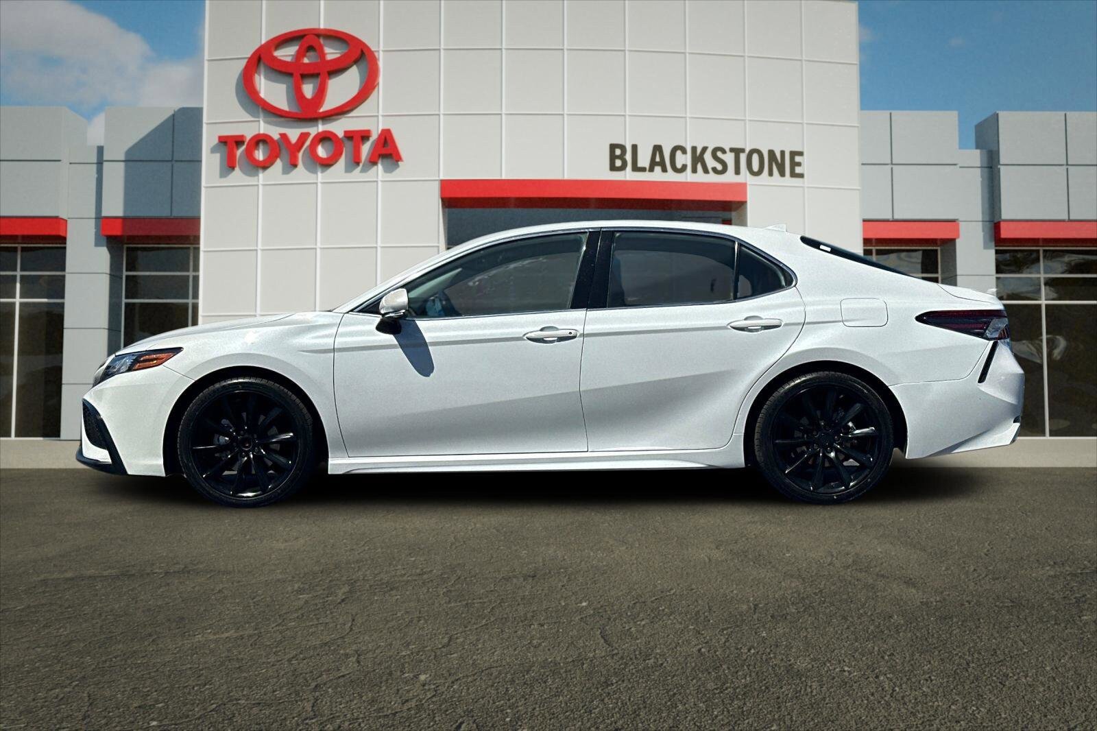 Used 2022 Toyota Camry XSE FWD image 6