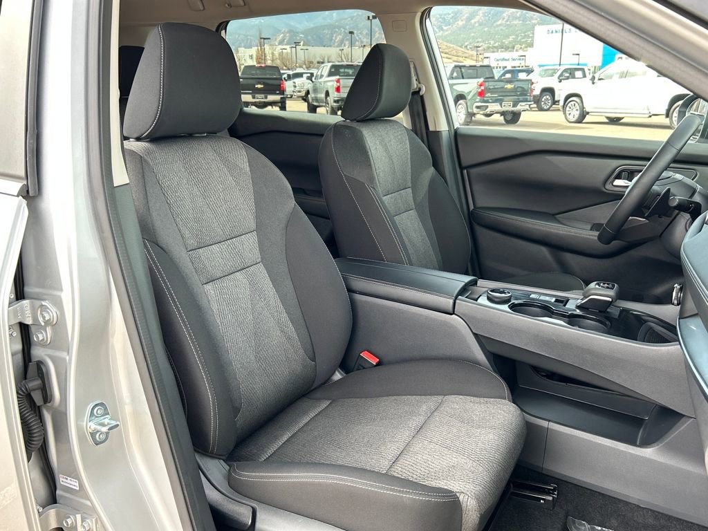 Used 2025 Nissan Rogue SV image 19