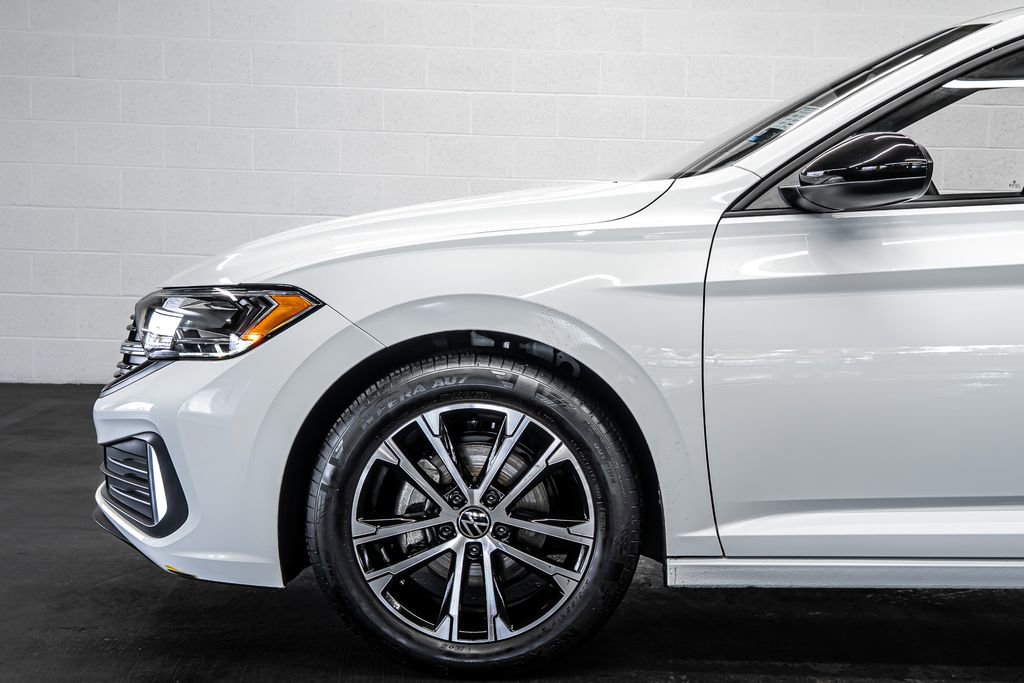 Used 2024 Volkswagen Jetta Sport image 12