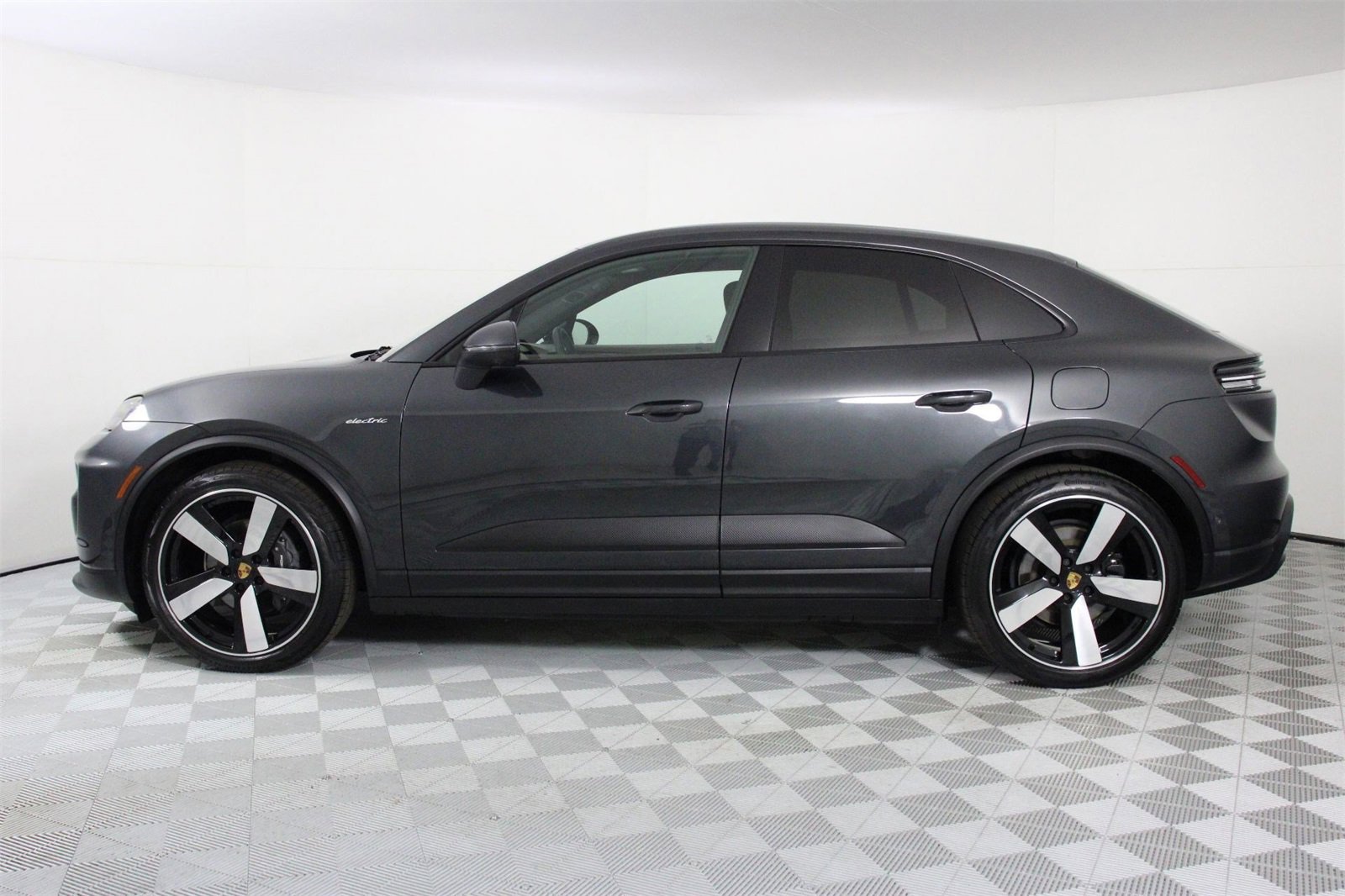 Used 2025 Porsche Macan 4 Electric image 2
