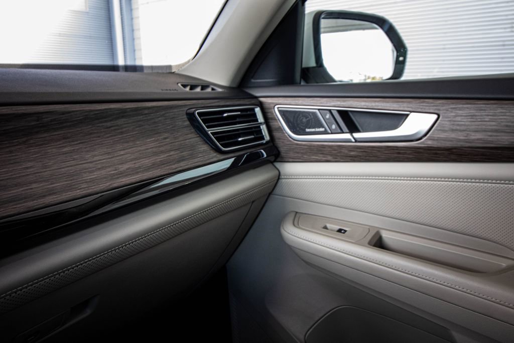 Used 2024 Volkswagen Atlas SEL Premium R-Line image 37