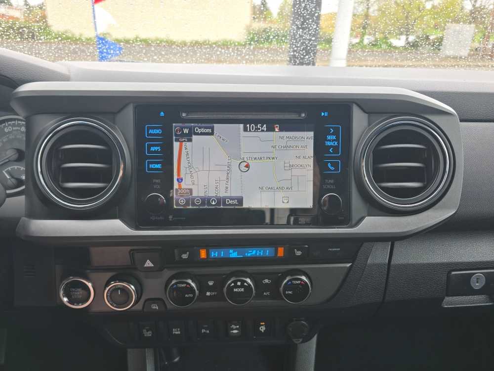 Used 2016 Toyota Tacoma TRD Off-Road w/ Premium & Technology Package image 12