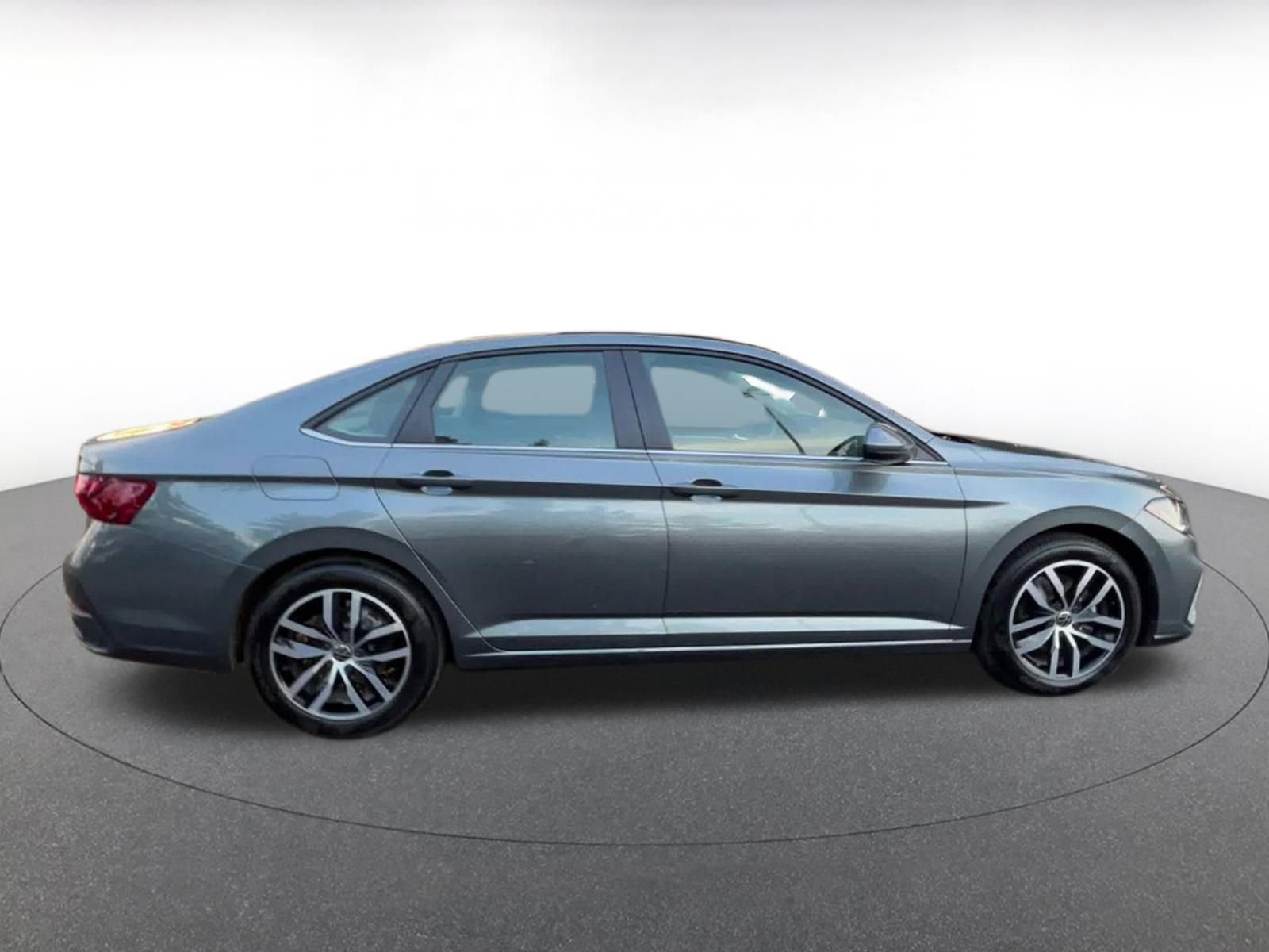 Used 2025 Volkswagen Jetta SE image 16