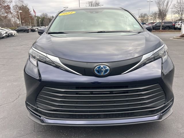 Used 2024 Toyota Sienna LE image 2