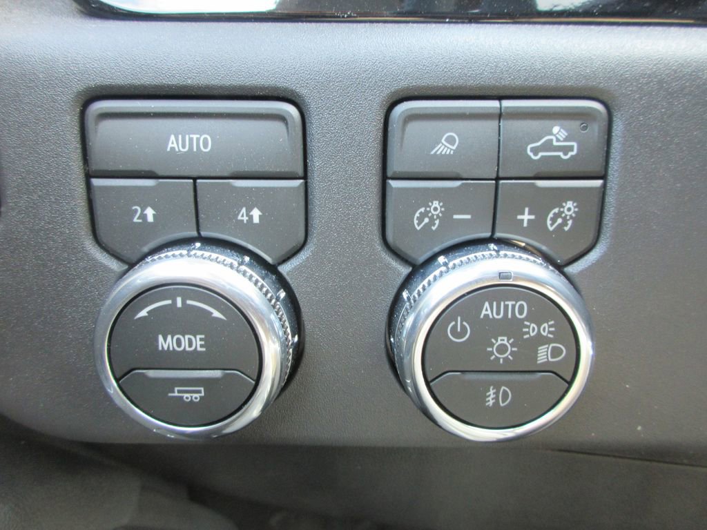 New 2026 GMC Sierra 1500 SLT image 18