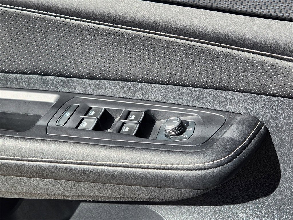 Used 2024 Volkswagen Atlas Cross Sport SEL R-Line image 4