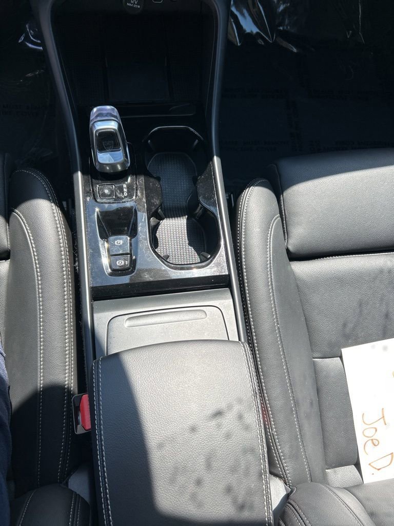 Used 2025 Volvo XC40 B5 Plus AWD/4WD image 13
