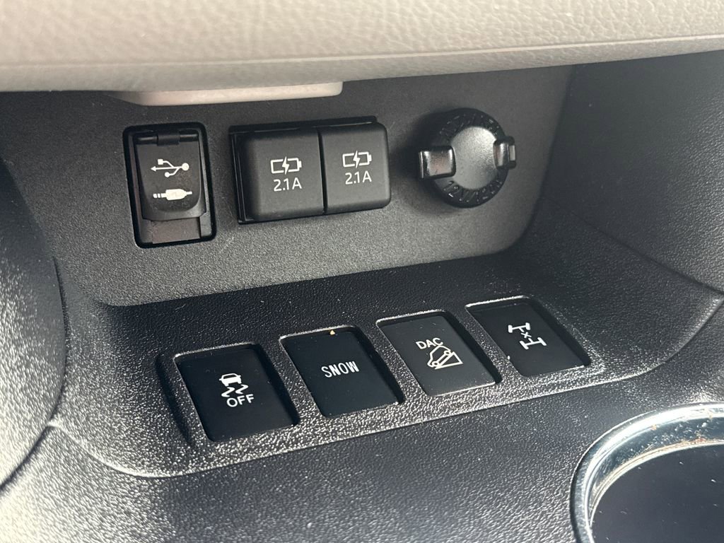 Used 2019 Toyota Highlander LE AWD/4WD image 25