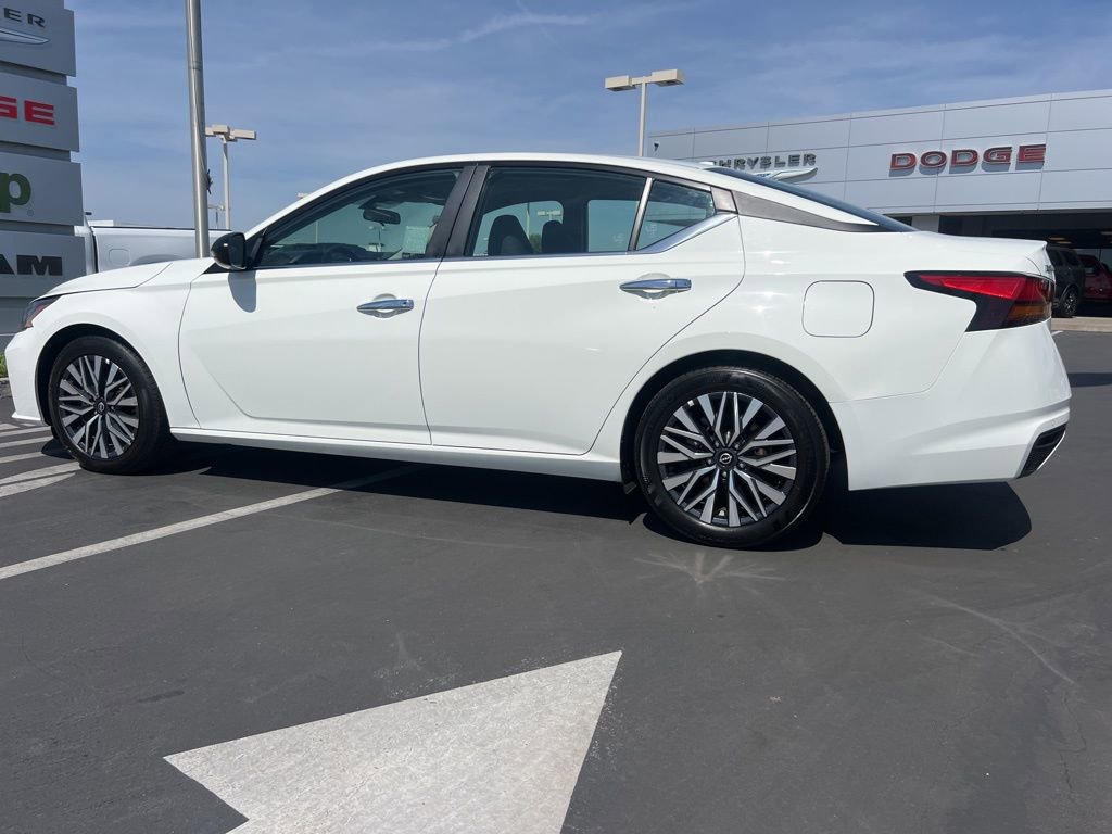 Used 2025 Nissan Altima 2.5 SV FWD image 14