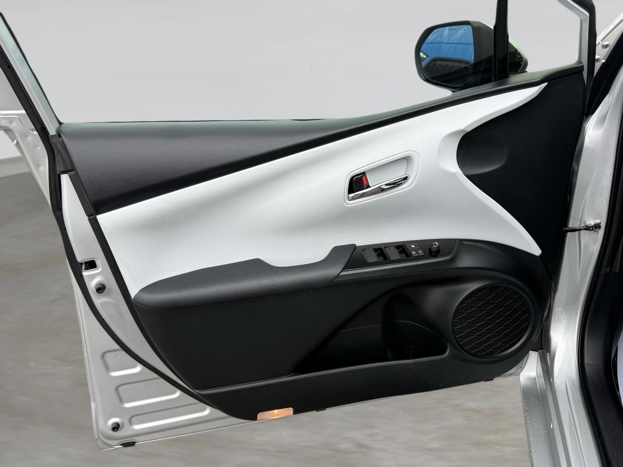 Used 2021 Toyota Prius XLE image 11