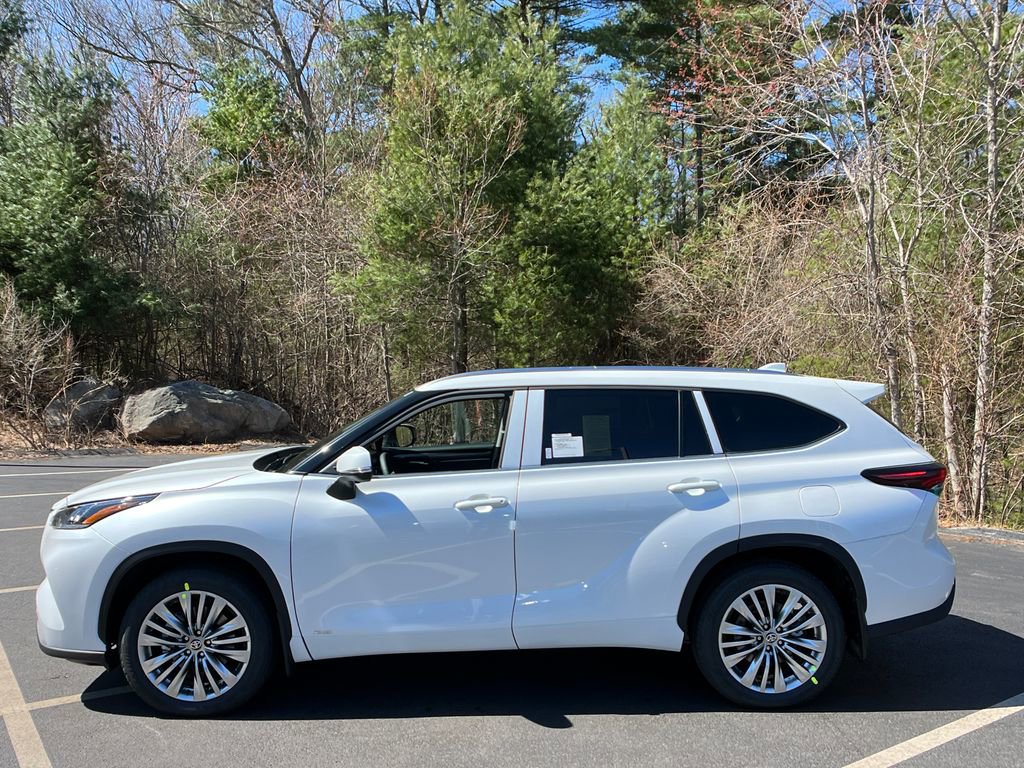 New 2026 Toyota Highlander Platinum image 2