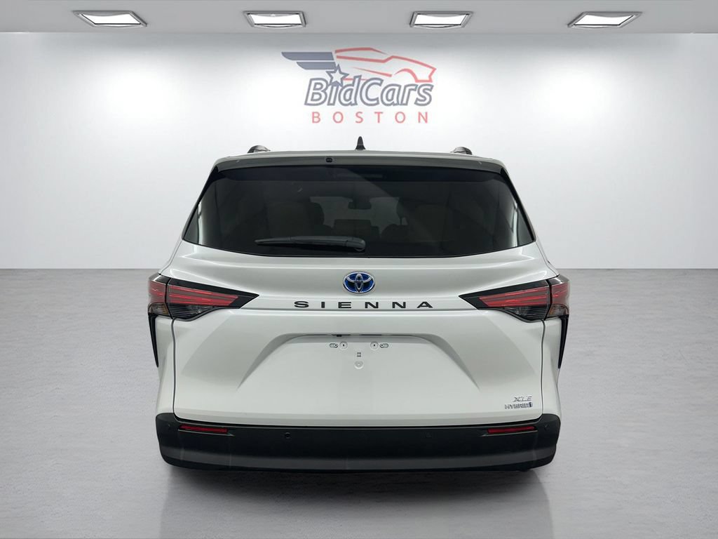 Used 2022 Toyota Sienna XLE w/ XLE Plus Package FWD image 5