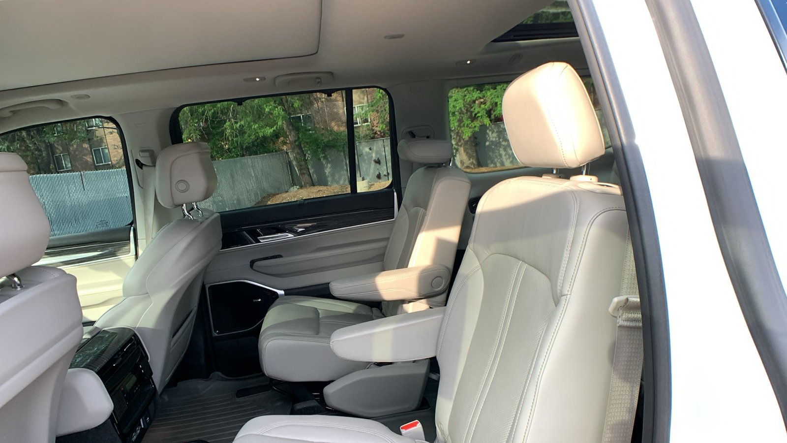 Used 2022 Jeep Wagoneer Series III w/ Premium Group I AWD/4WD image 23