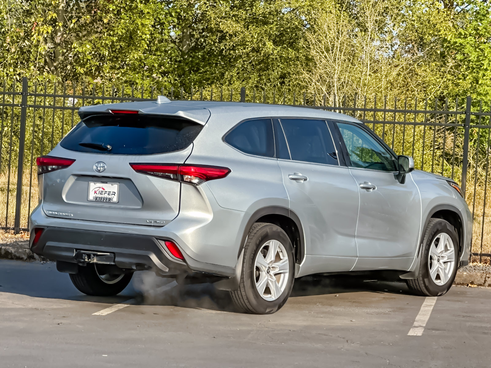 Used 2021 Toyota Highlander LE AWD/4WD image 3