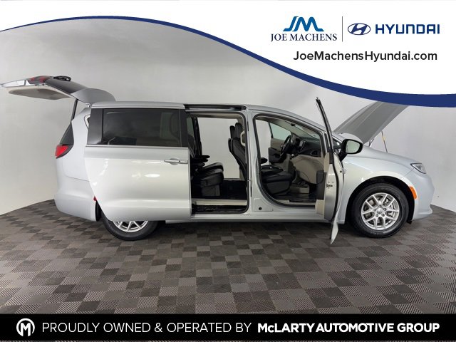 Used 2024 Chrysler Pacifica Touring-L image 15