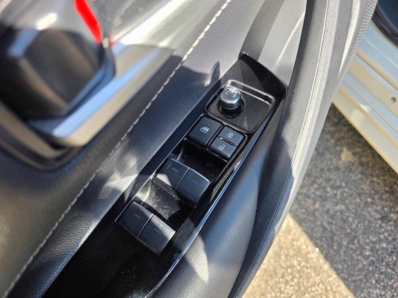 Used 2019 Toyota Corolla SE w/ SE Option Package FWD image 11