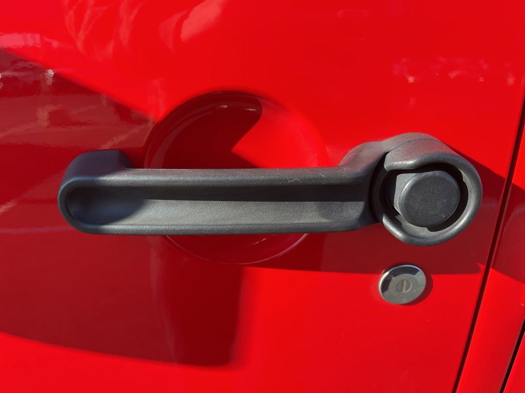 Used 2017 Jeep Wrangler Unlimited Rubicon w/ Connectivity Group image 16