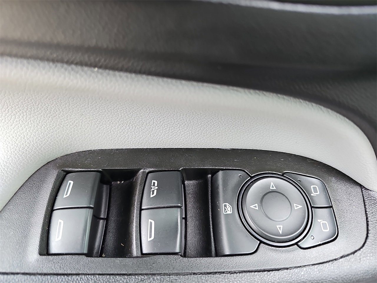 Used 2024 Chevrolet Equinox LS image 32