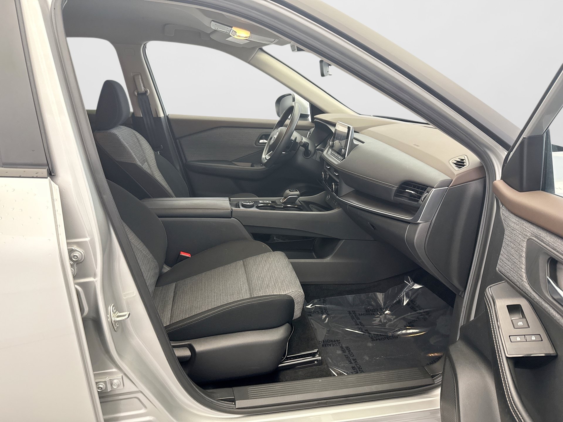 Used 2023 Nissan Rogue SV AWD/4WD image 16