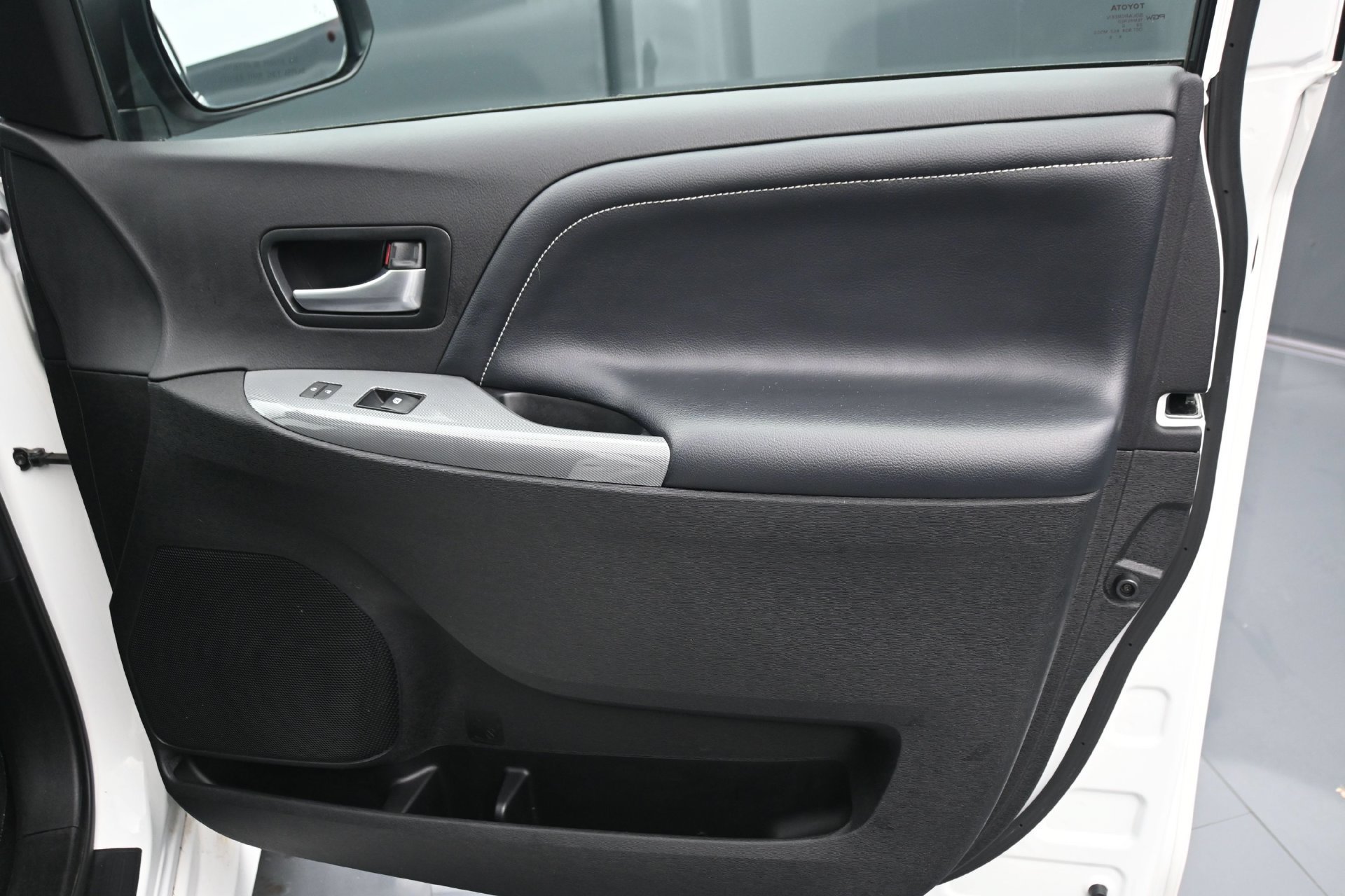Used 2017 Toyota Sienna SE w/ SE Preferred Package FWD image 12