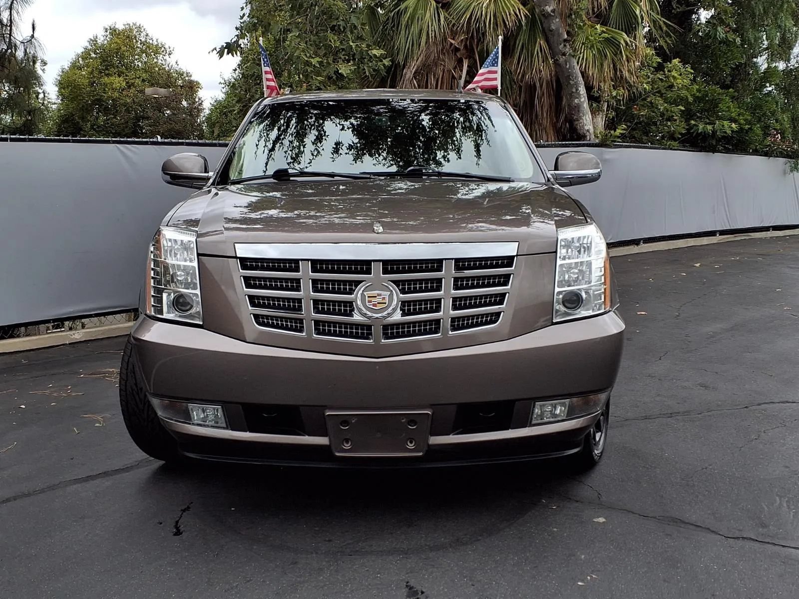 Used 2013 Cadillac Escalade ESV Luxury AWD/4WD image 3