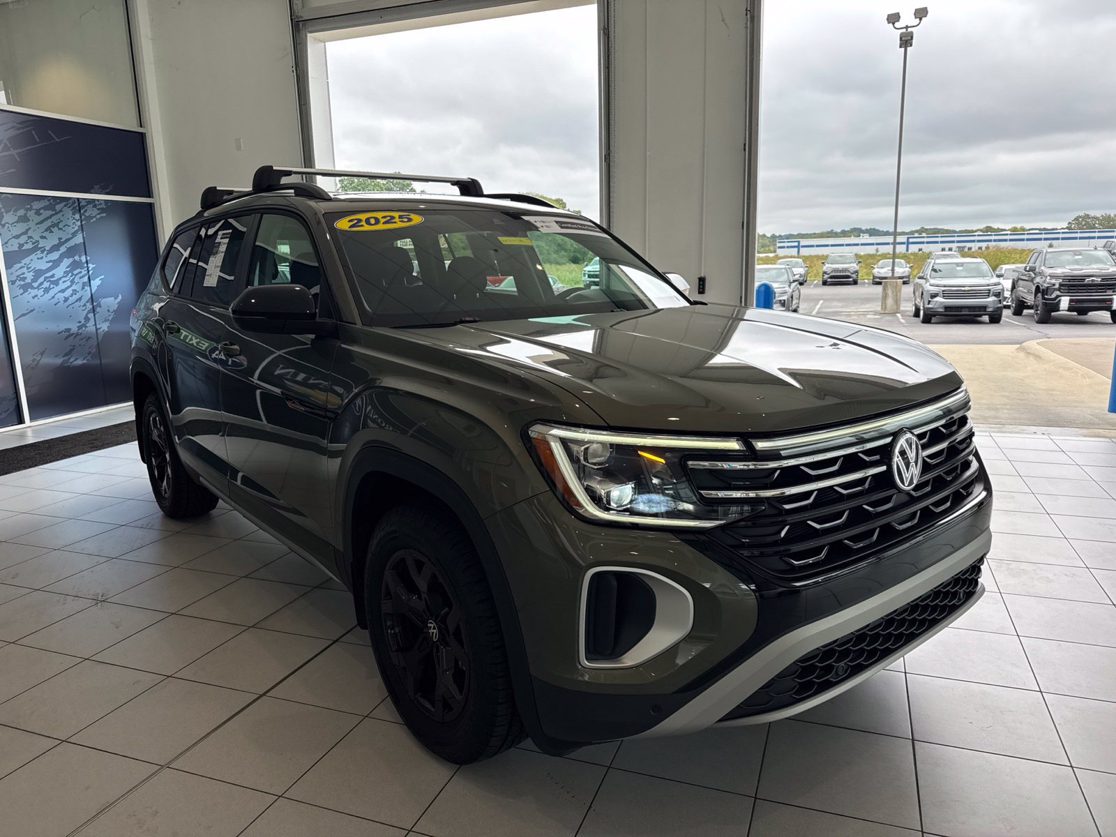 Used 2025 Volkswagen Atlas Peak Edition SE AWD/4WD image 3