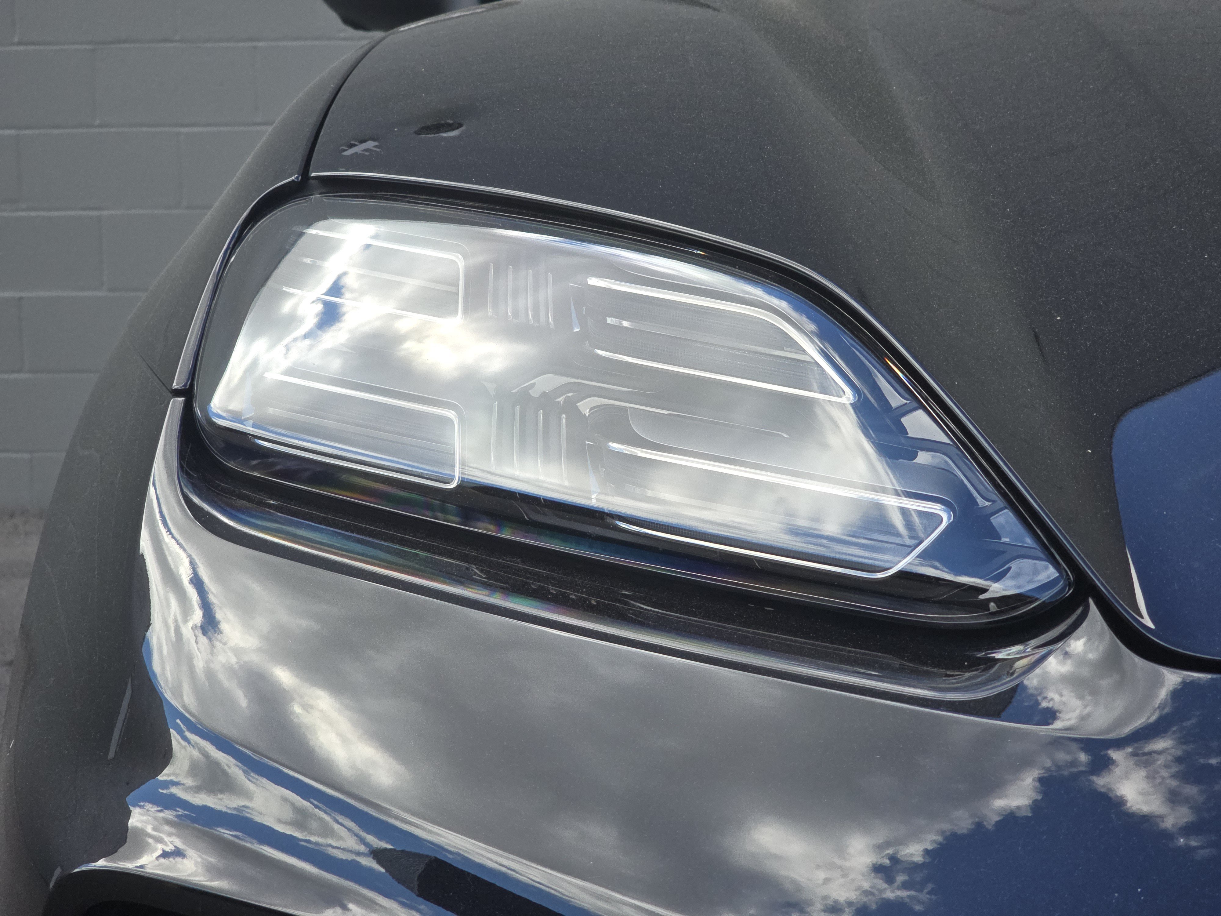 Certified 2025 Porsche Macan 4S Electric AWD/4WD image 11
