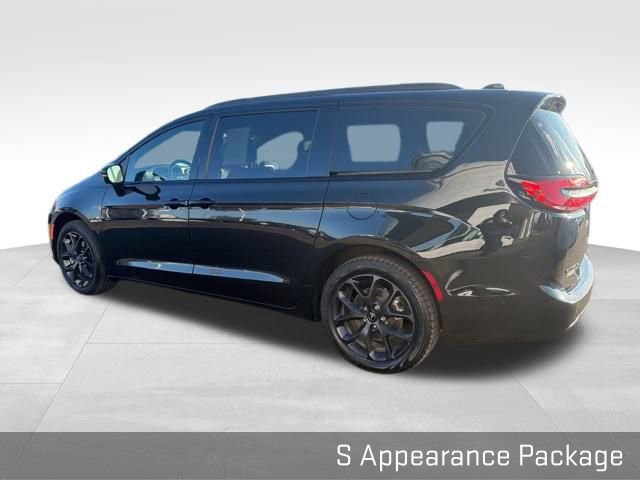Used 2022 Chrysler Pacifica Touring-L w/ Uconnect Theater Family Group image 9