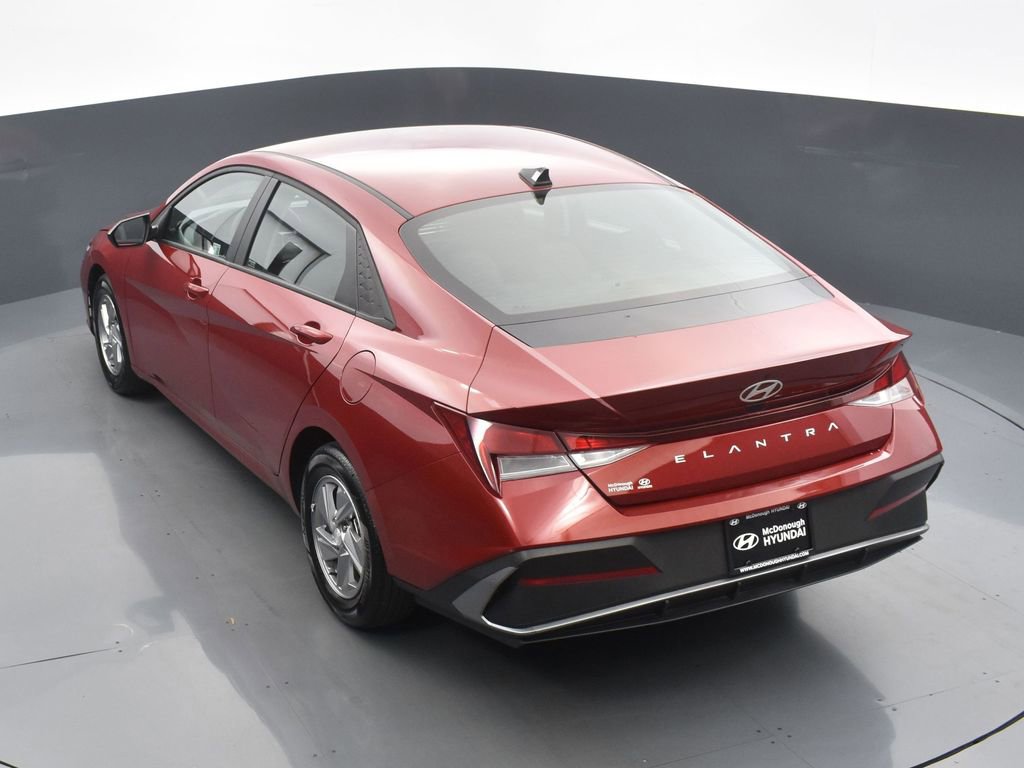 Used 2025 Hyundai Elantra SE image 18
