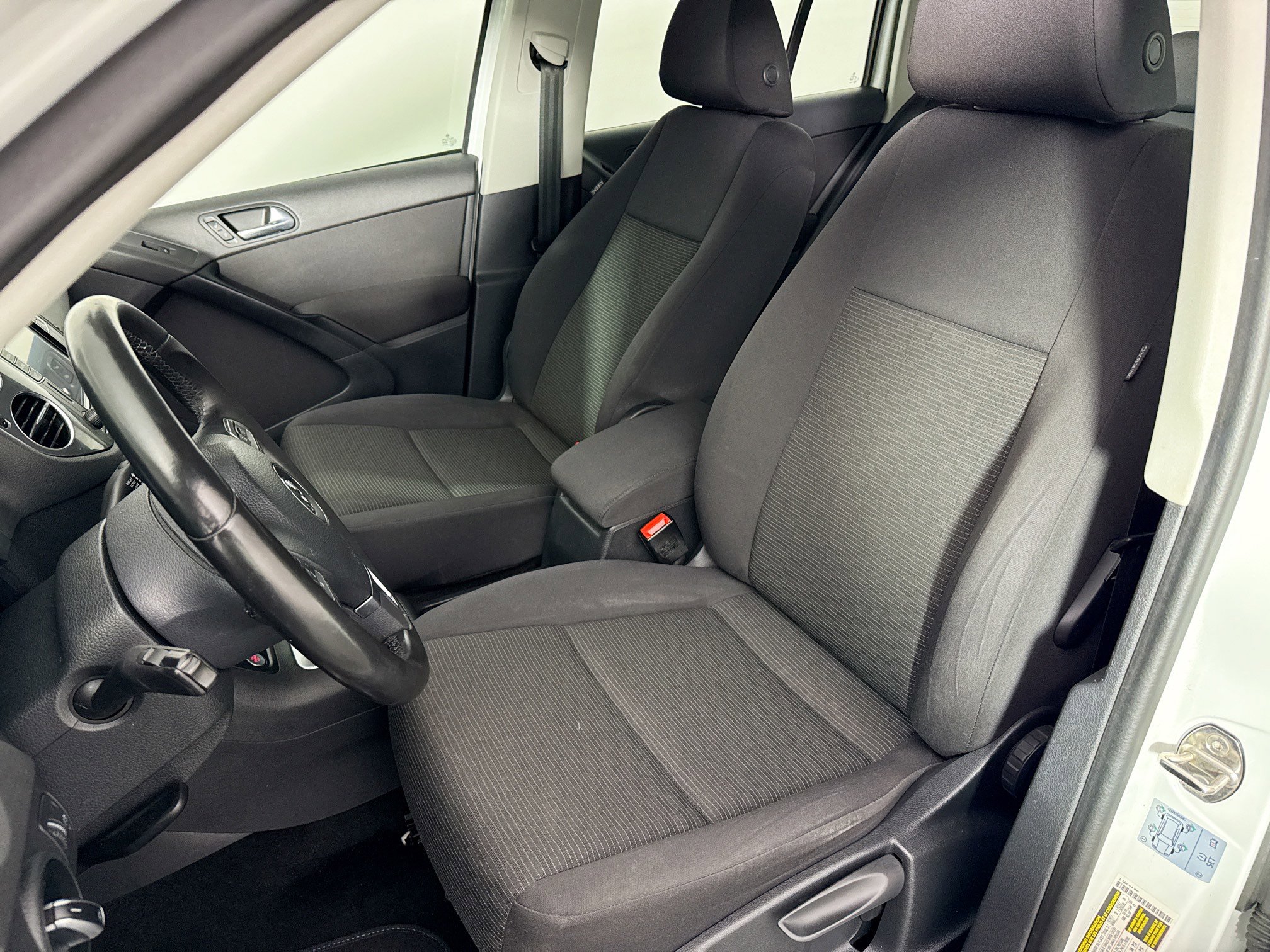 Used 2018 Volkswagen Tiguan Limited w/ Premium Package image 17