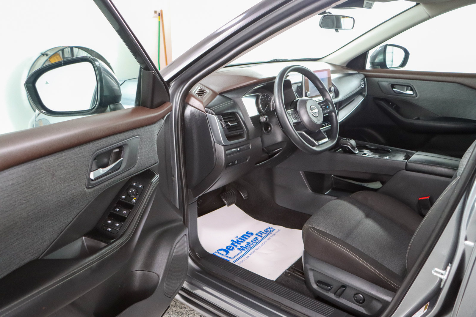 Used 2023 Nissan Rogue SV FWD image 3