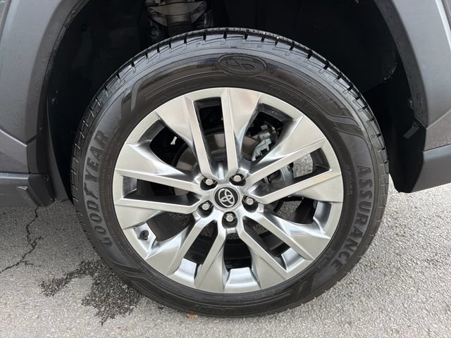 Used 2020 Toyota RAV4 XLE Premium FWD image 31