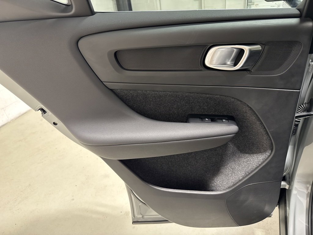 Used 2025 Volvo XC40 B5 Core image 28