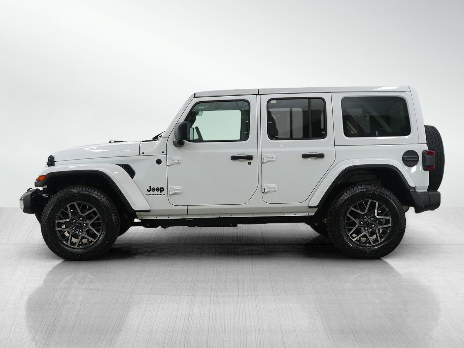 Used 2025 Jeep Wrangler Sahara image 2