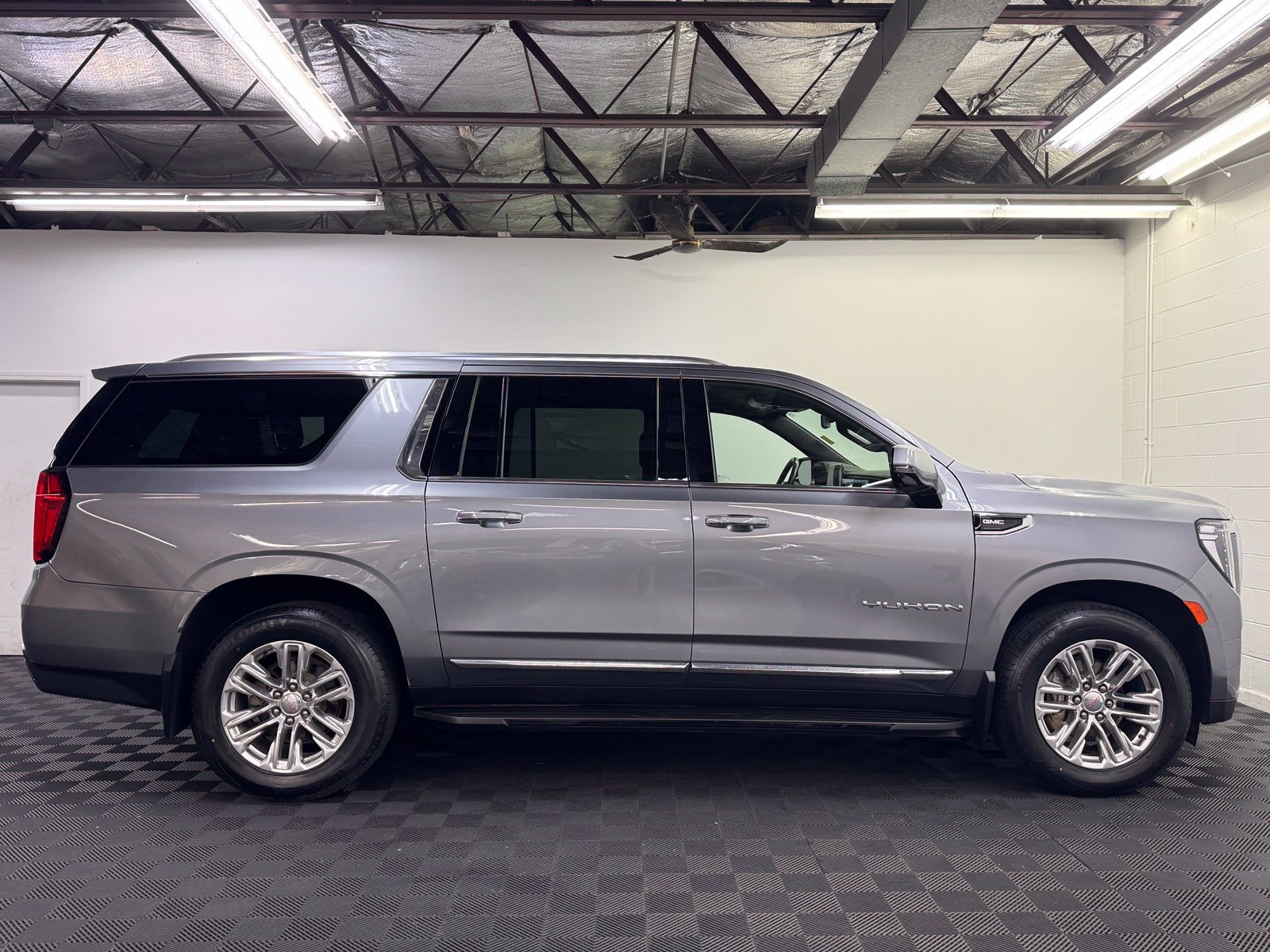 Used 2022 GMC Yukon XL SLT w/ SLT Luxury Package AWD/4WD image 4