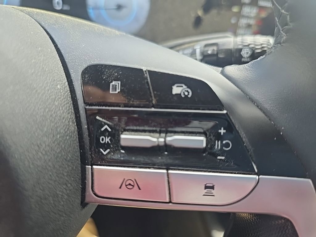 Used 2025 Hyundai Elantra Limited image 24