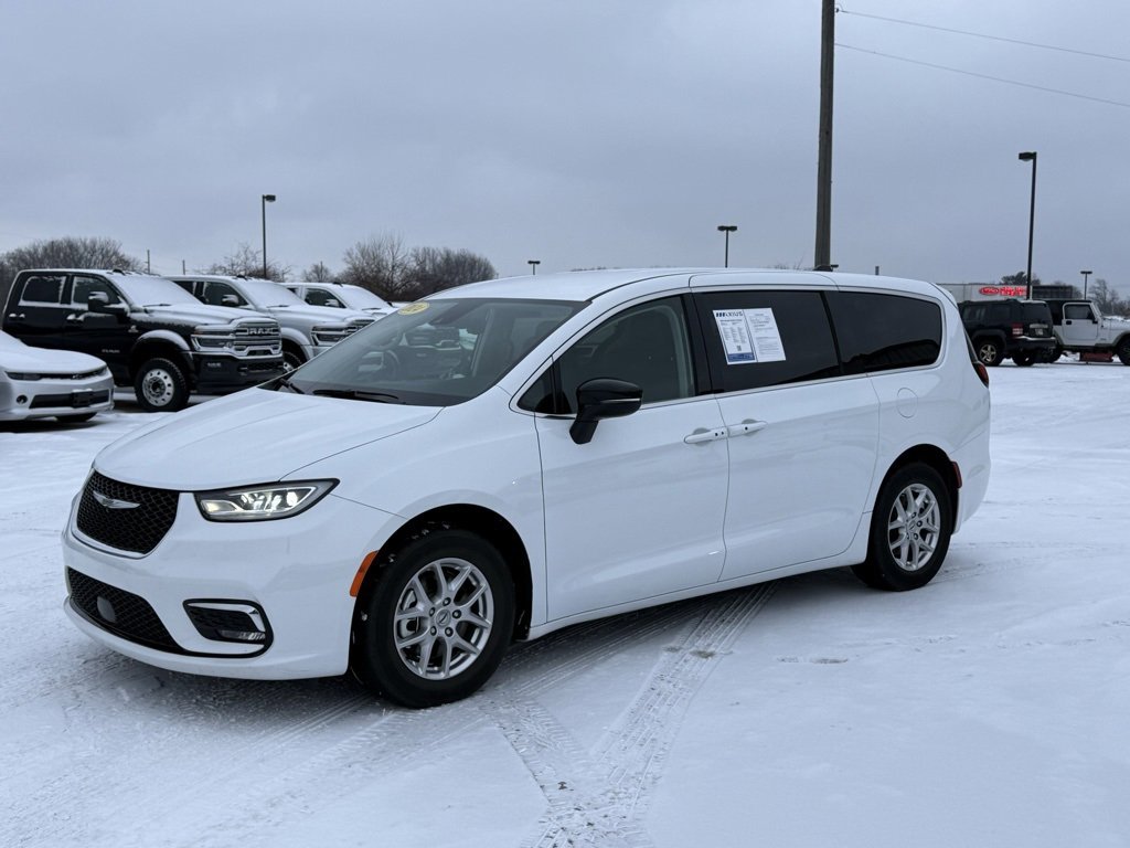 Used 2024 Chrysler Pacifica Touring-L image 3