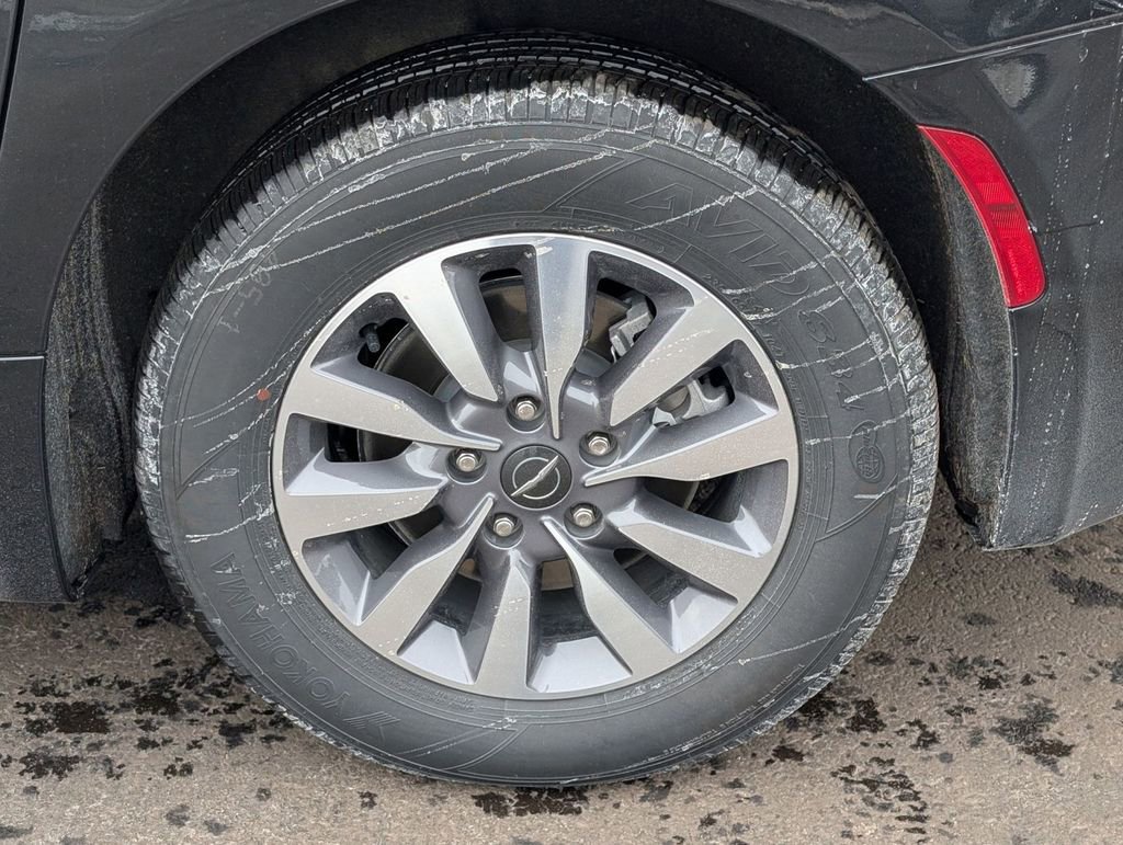 Used 2023 Chrysler Pacifica Touring-L image 15