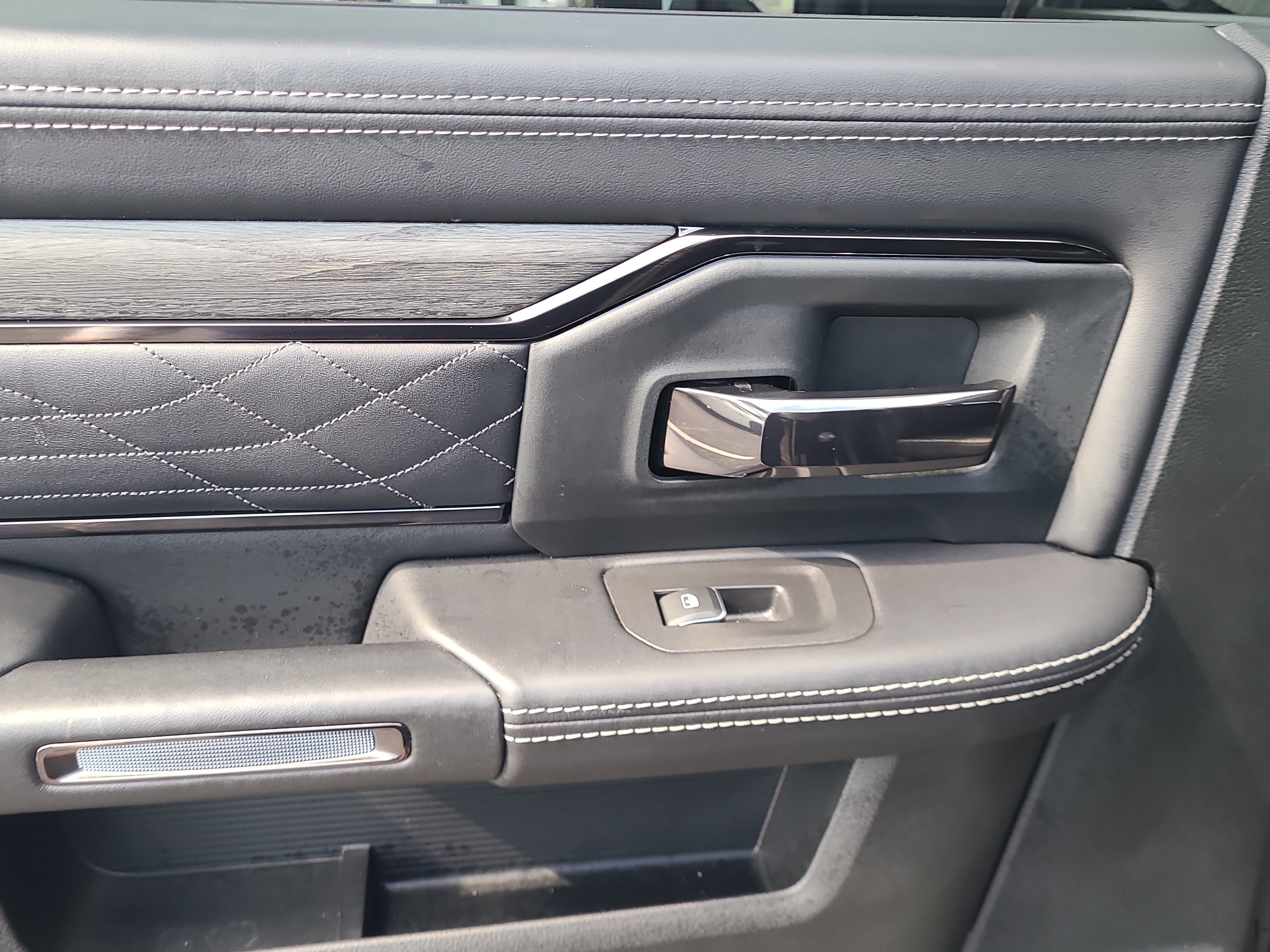 Used 2025 RAM 3500 Limited AWD/4WD image 12