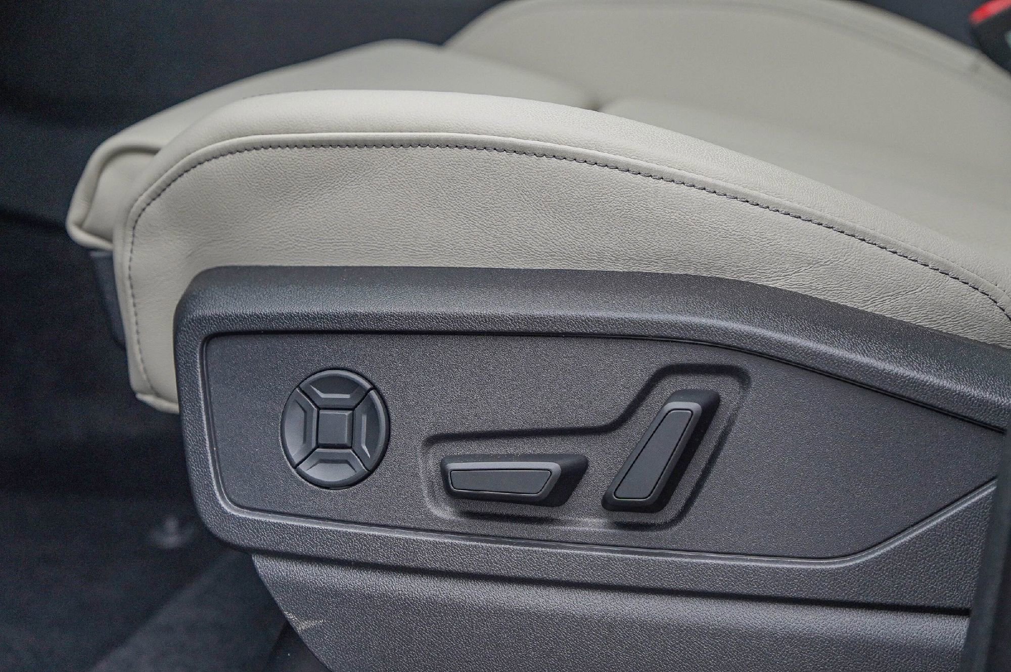 New 2025 Audi Q5 Premium Plus image 17