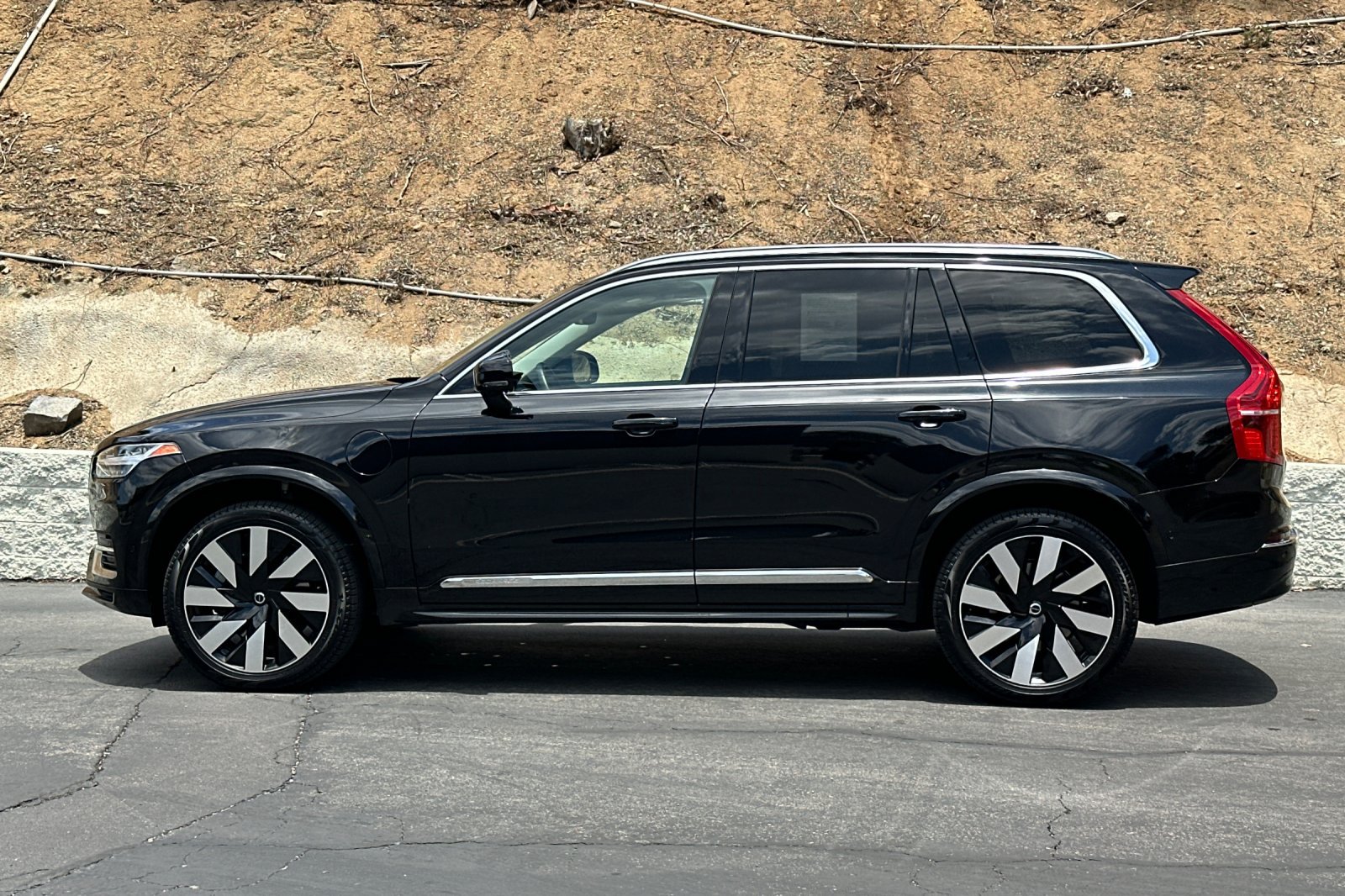 Certified 2023 Volvo XC90 T8 Ultimate w/ Protection Package Premier AWD/4WD image 8